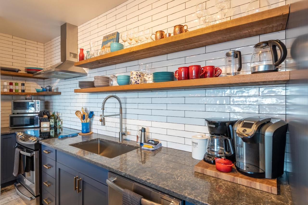 Fully Renovated Ski-In/Out Loft With Private Hot Tub! Golden Exterior foto